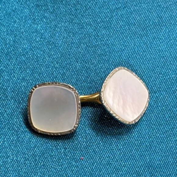 Vintage KREMENTZ Mother of Pearl Cuff Links & Button Set in Covered Mirrored Box - Picture 5 of 8